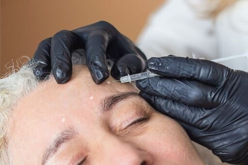 Dra. Karina aplicando Botox em paciente na clínica Dermaks.